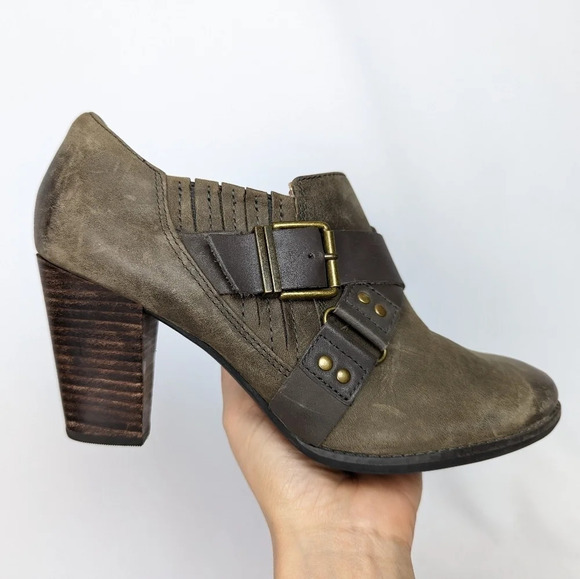 CLARKS Indigo Artisan Heath Woodlark Belted Buckle Ankle Boots Boho Punk Heel 9M - Picture 2 of 14